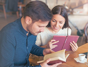 couple in cafe reading books